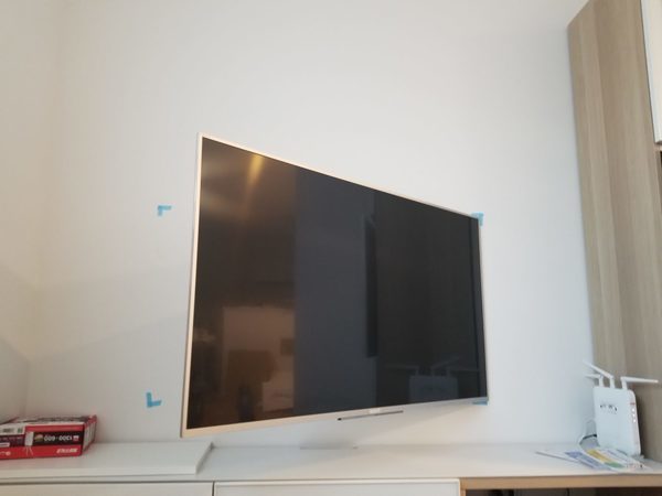 東京都大田区戸建てにて　50型壁掛けテレビの設置