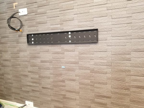 神奈川県横浜市にて エコカラット壁 55型壁掛けテレビ工事 東京 神奈川のテレビ壁掛け工事 アンテナ工事 エアコン設置工事 ライフプラス