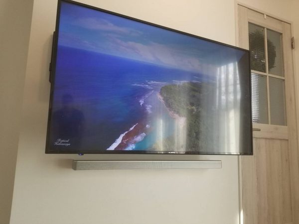 神奈川県横浜市にて 55型壁掛けテレビ ECC-TU55R3 サウンドバー 