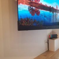 東京都世田谷区にて　55型壁掛けテレビ　壁寄せスタンドから壁掛け設置へ変更のサムネイル