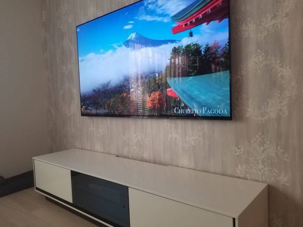 埼玉県さいたま市にて  SONY 65型 壁寄せスタンドから壁掛けテレビへ変更の工事