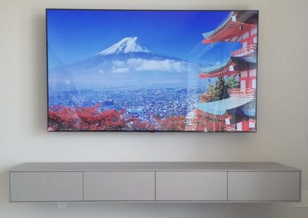 神奈川県藤沢市にて　65型壁掛けテレビ　ピッタラ壁掛け　コンセント増設　補強工事のサムネイル