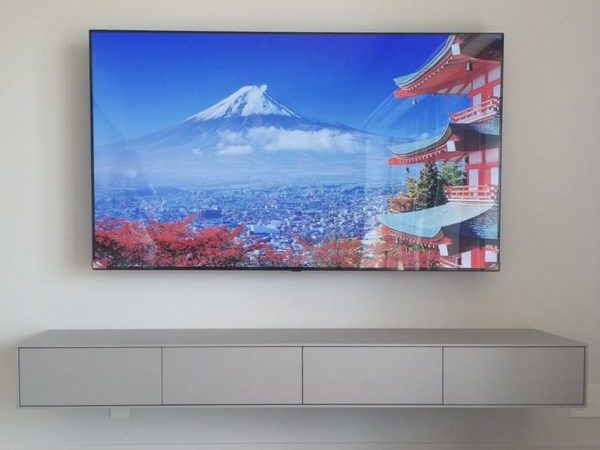 神奈川県藤沢市にて　65型壁掛けテレビ　ピッタラ壁掛け　コンセント増設　補強工事