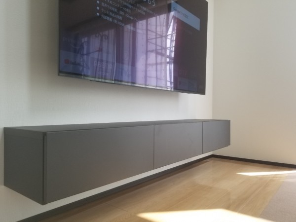 神奈川県座間市新築戸建てにて壁掛けテレビとフロートテレビボードの