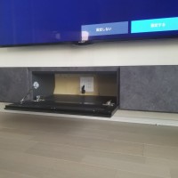 東京都北区にて  70型テレビとテレビボード壁掛け 電気工事のサムネイル