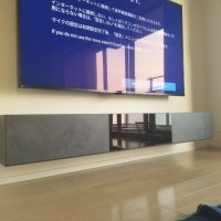 東京都北区にて  70型テレビとテレビボード壁掛け 電気工事のサムネイル