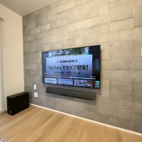 東京都調布市にて テレビとスピーカー壁掛け 電気工事のサムネイル