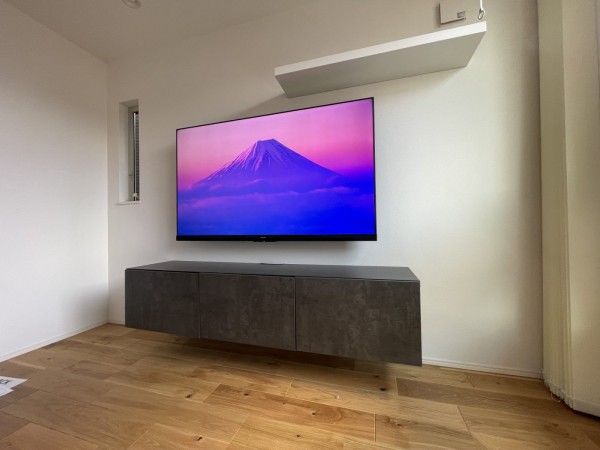 神奈川県川崎市にて新築戸建て65型壁掛けテレビとIKEAベストーLACKの