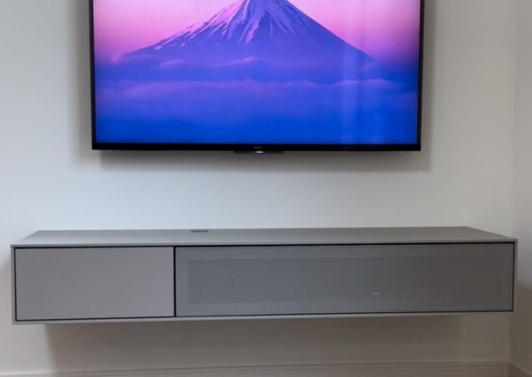 東京都江戸川区にて　地デジアンテナ工事４３型テレビとテレビボード壁掛けと電気工事のサムネイル