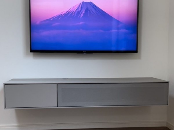 東京都江戸川区にて　地デジアンテナ工事４３型テレビとテレビボード壁掛けと電気工事