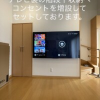 横浜市港北区にて65型壁掛けテレビと配線工事　65M550Kのサムネイル