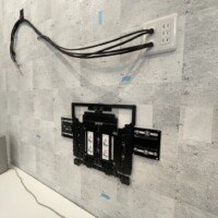 埼玉県加須市戸建て住宅にて  75型壁掛けテレビ配線工事のサムネイル