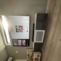 東京都世田谷区にて75型壁掛けテレビとIKEA ベストー壁掛けのサムネイル