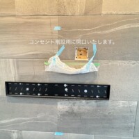 神奈川県にてエコカラット壁へ65型壁掛けテレビの設置のサムネイル