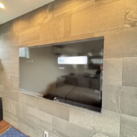 神奈川県にてエコカラット壁へ65型壁掛けテレビの設置のサムネイル