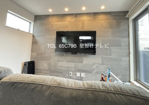 神奈川県にてエコカラット壁へ65型壁掛けテレビの設置のサムネイル