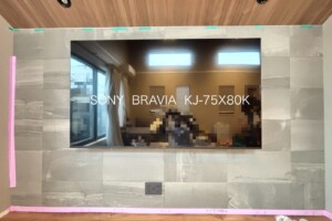 東京都杉並区にて75型壁掛けテレビの設置工事とコンセント増設です。