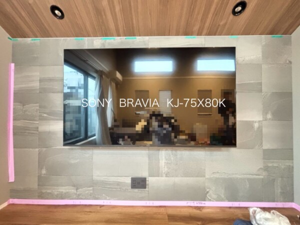 東京都杉並区にて75型壁掛けテレビの設置工事とコンセント増設です。
