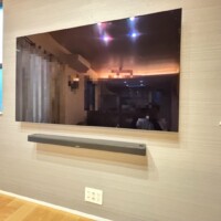 東京都江戸川区にて65型壁掛けテレビとサウンドバースピーカーの施工のサムネイル
