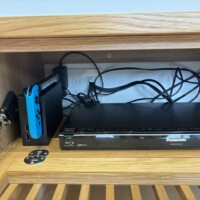 千葉県松戸市にて65型壁掛けテレビとフロート式テレビボード壁掛け電気工事のサムネイル