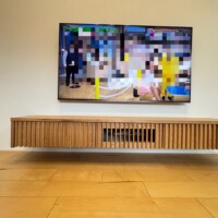 千葉県松戸市にて65型壁掛けテレビとフロート式テレビボード壁掛け電気工事のサムネイル