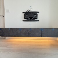 千葉県千葉市にて  55型壁掛けテレビ  フロート式テレビボード壁掛け  配線電気工事のサムネイル