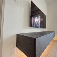 千葉県千葉市にて  55型壁掛けテレビ  フロート式テレビボード壁掛け  配線電気工事のサムネイル
